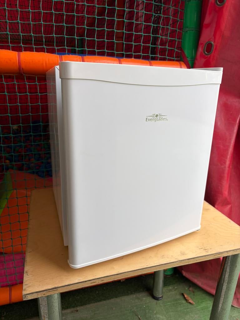 Bar koelkast, Elektronische apparatuur, Koelkasten en IJskasten, Ophalen, Zo goed als nieuw, Met vriesvak