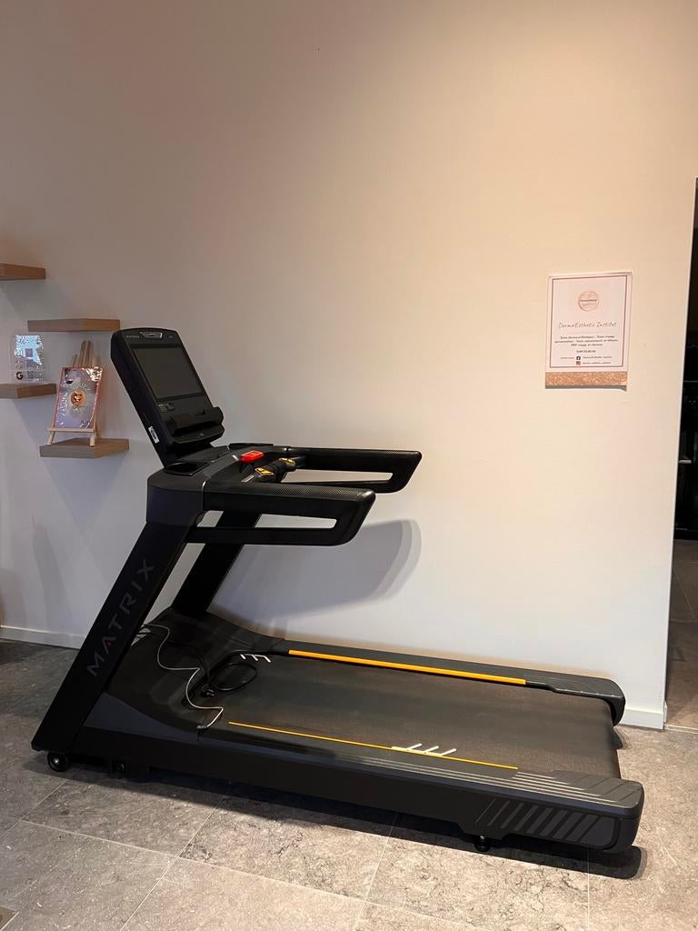 Tapis de course MATRIX Endurance Treadmill TOUCH MB, Sports & Fitness, Enlèvement, Comme neuf, Jambes, Tapis roulant