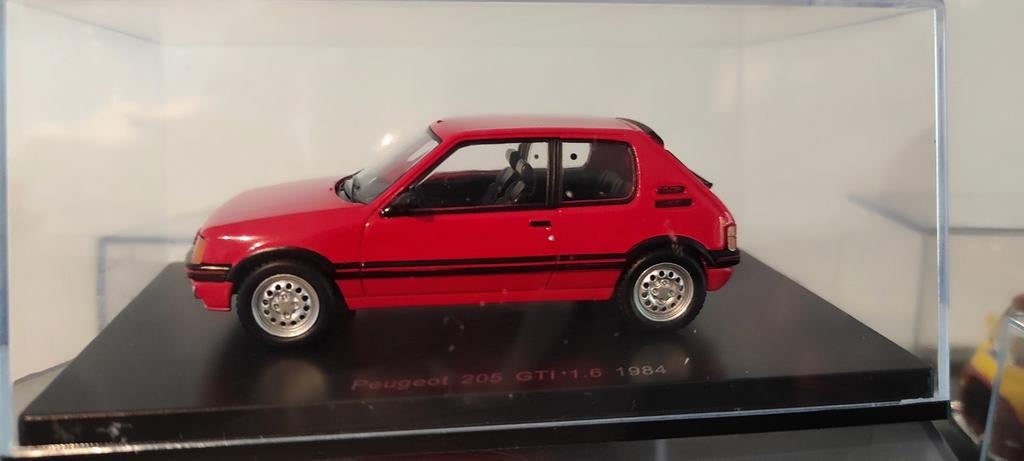 Peugeot 205 Gti 1.6 1984 rouge 1:43 en vitrine, Enlèvement ou Envoi