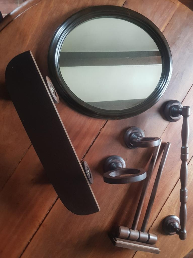 Garnitures salle de bain en bois à donner, Ophalen