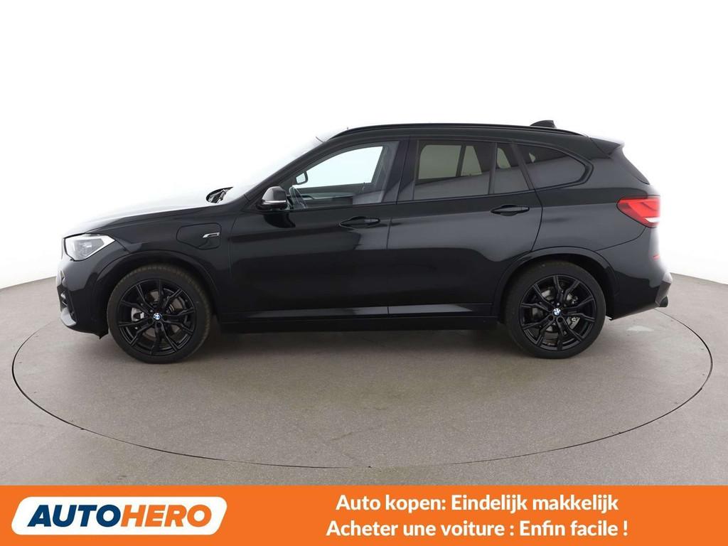 BMW X1 xDrive 25e M Sport (bj 2022, automaat), https://public.car-pass.be/vhr/8f4725b7-1687-440b-bef9-53ea740af3e7, 1820 kg, Zwart