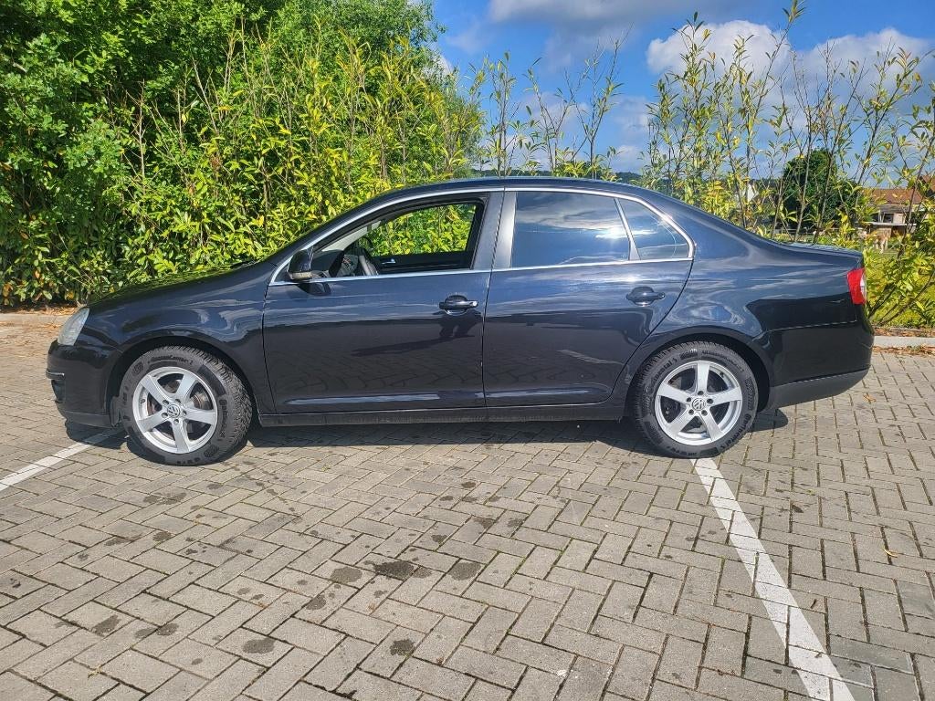 VW JETTA 1.6 TDi  CT OK met CAR-PASS, Auto's, Volkswagen, Voorwielaandrijving, Zwart, 4 cilinders, Zwart