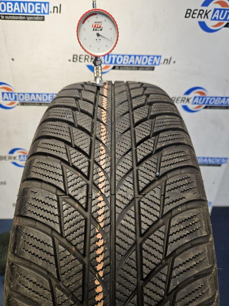 4x Bridgestone Blizzak LM001* 205/60 R17 93H 205/60/17 20560, Auto-onderdelen, Banden en Velgen, Gebruikt, -, -, 17 inch