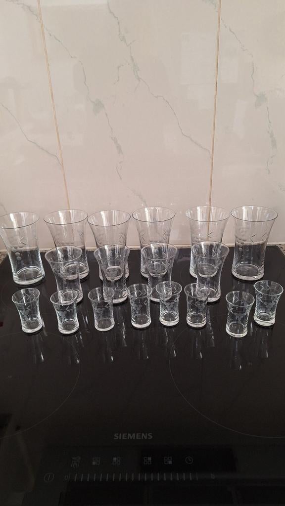 18 verres vintage à motif de raisin, Antiquités & Art, Antiquités | Verre & Cristal, Enlèvement ou Envoi