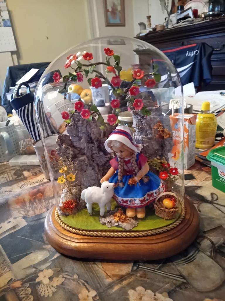 Glazen stolp Clarissen met wassen beeld, Ophalen