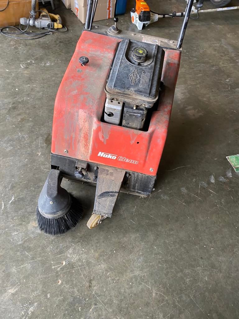 Borstelmachine hako, Tuin en Terras, Veegmachines, Ophalen, Zo goed als nieuw