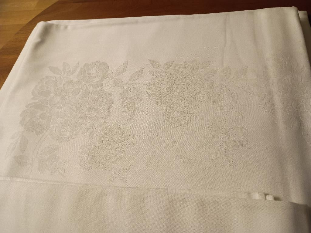 Nappes damassées, Maison & Meubles, Nappes, Enlèvement, Utilisé, Rectangle, Intérieur