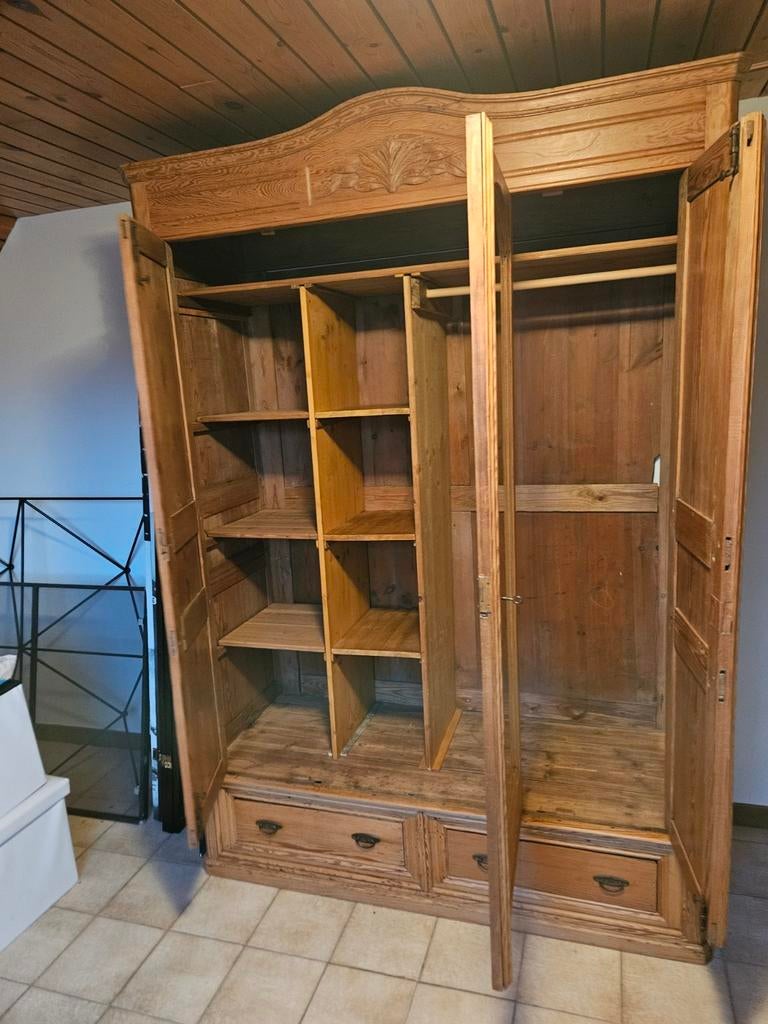 Pitch pine kleerkast, Ophalen