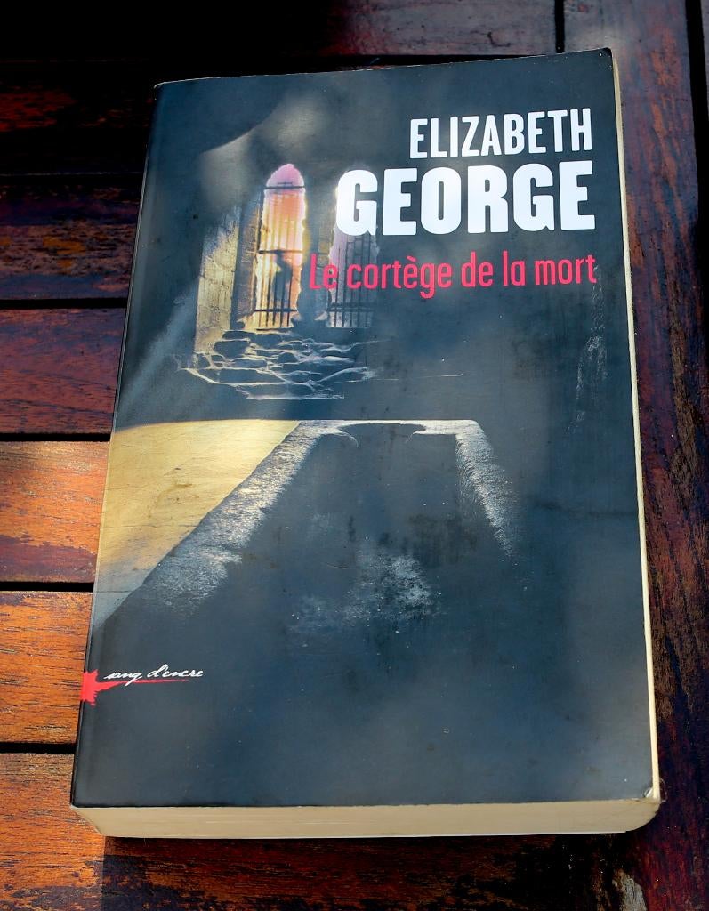 Thriller broché : Elizabeth George "Le cortège de la mort", Livres, Enlèvement ou Envoi, Comme neuf, Elizabeth George