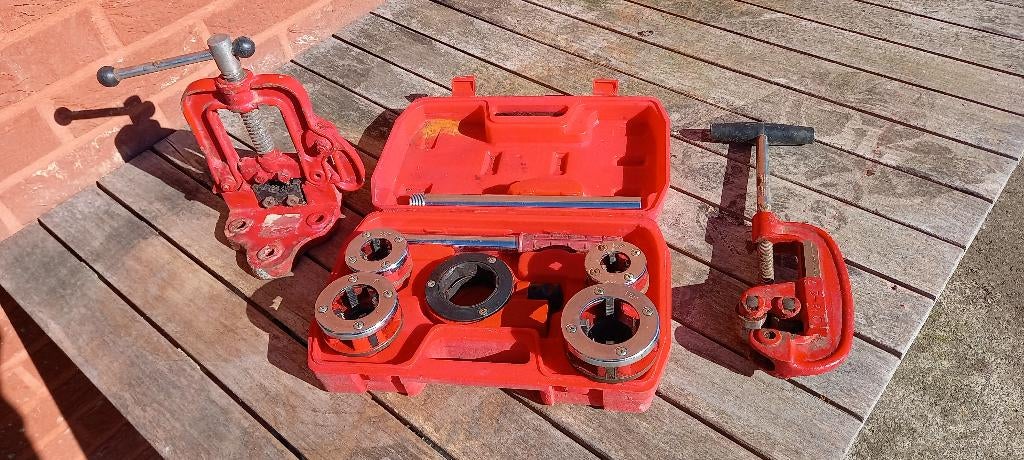 Kit de filières manuelles + étau + coupe tube, Bricolage & Construction, Enlèvement, Comme neuf