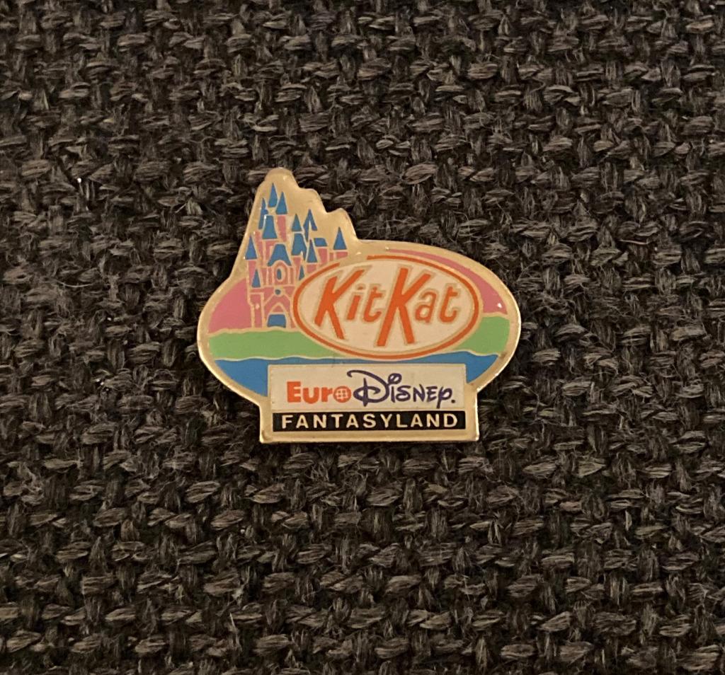 PIN - EURO DISNEY - FANTASYLAND - KITKAT, Envoi, Utilisé, Autres sujets/thèmes, Insigne ou Pin's