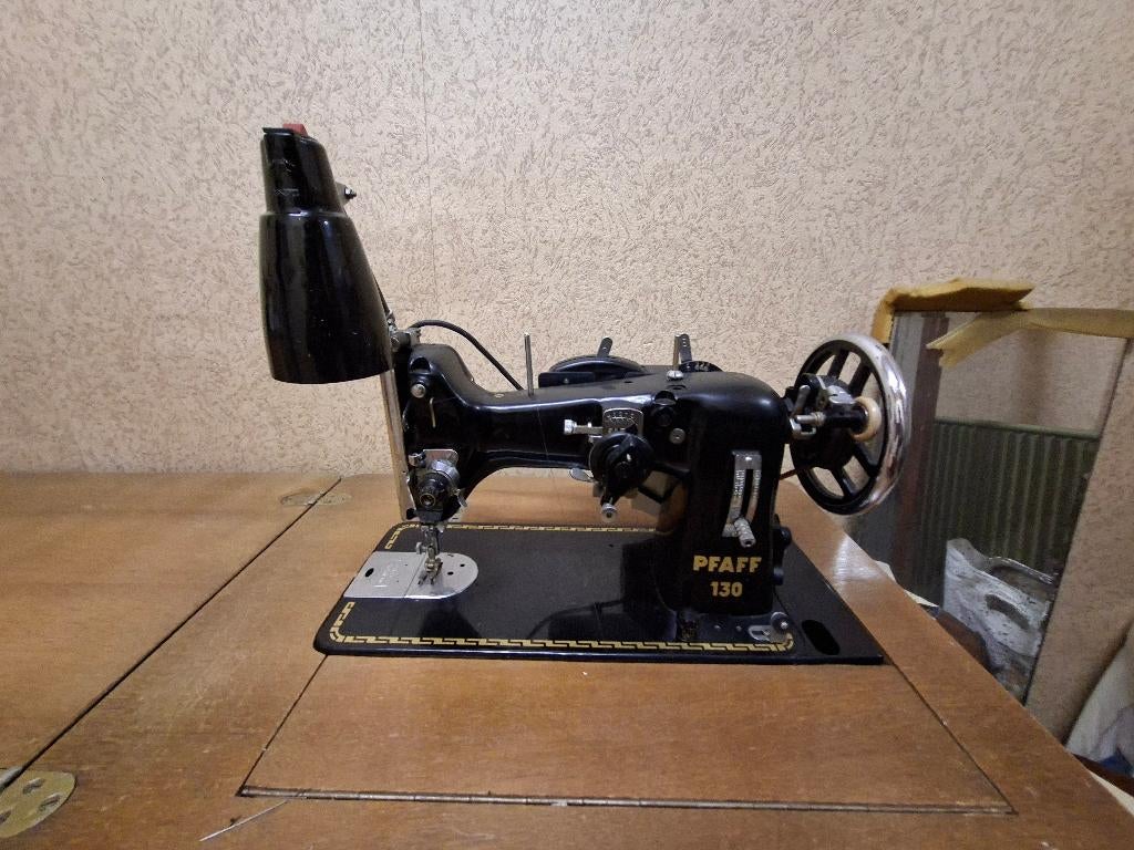 Retro naaimachinekabinet met  Pfaff 130 naaimachine, Antiek en Kunst, Ophalen
