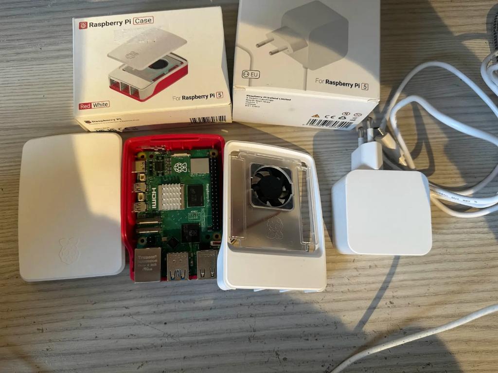 Raspberry Pi 5 met case, USB-C voeding en 32GB opslag, Enlèvement ou Envoi, Comme neuf