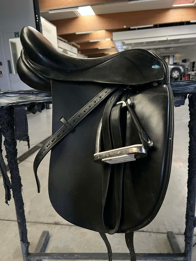 Dresssuurzadel zwart maat 17 met veiligheidsstijgbeugels bij, Dieren en Toebehoren, Ophalen, Zo goed als nieuw, Dressuur