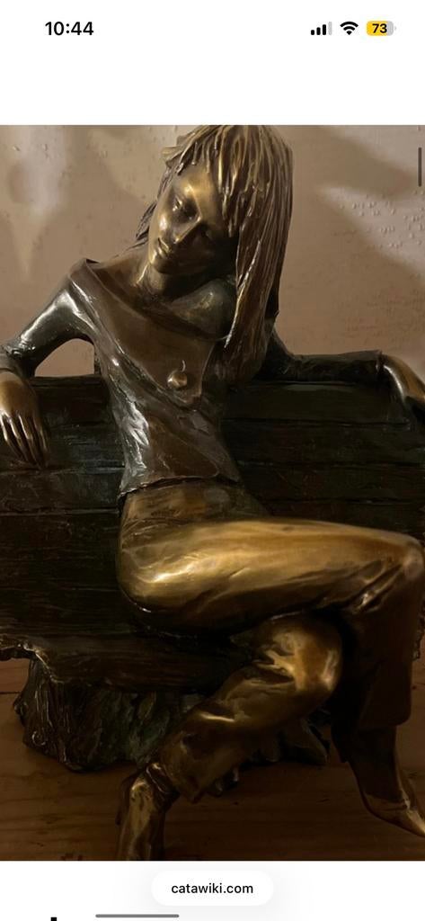 Beeld dame zittend op bank, Antiek en Kunst, Ophalen, Brons