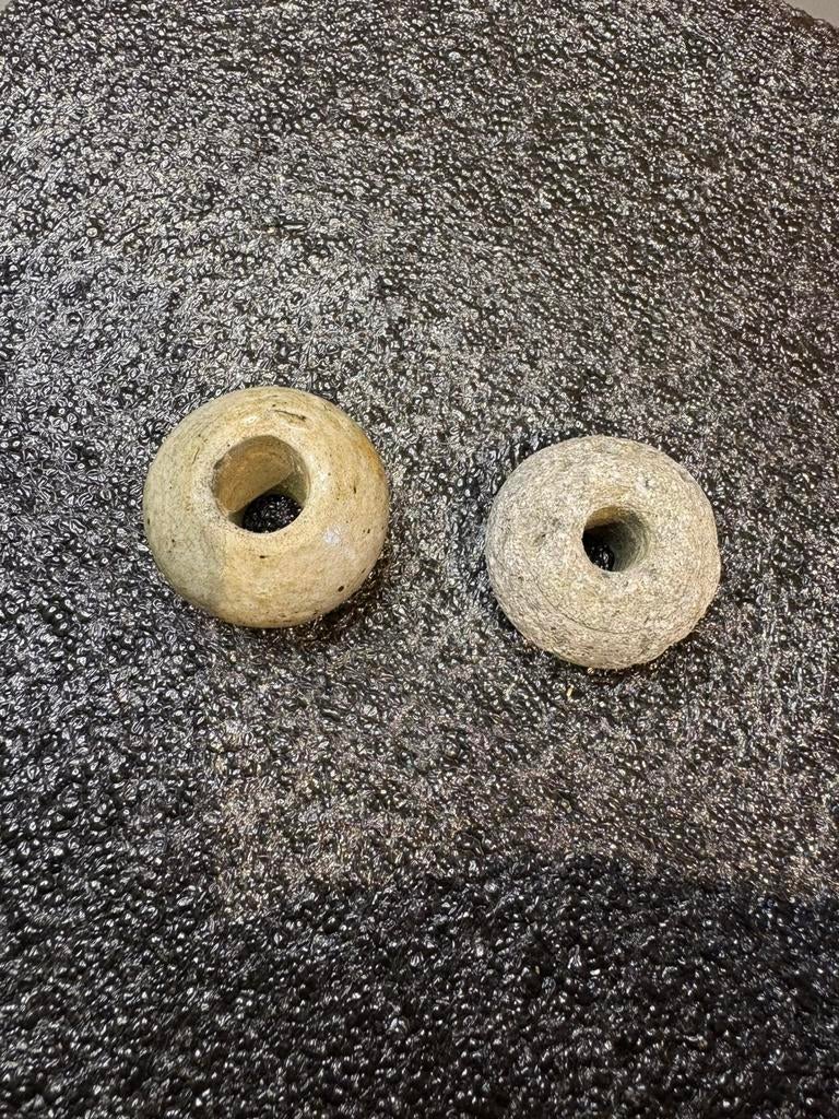 Twee antieke stenen spinsteentjes – Romeins tot middeleeuws, Verzenden