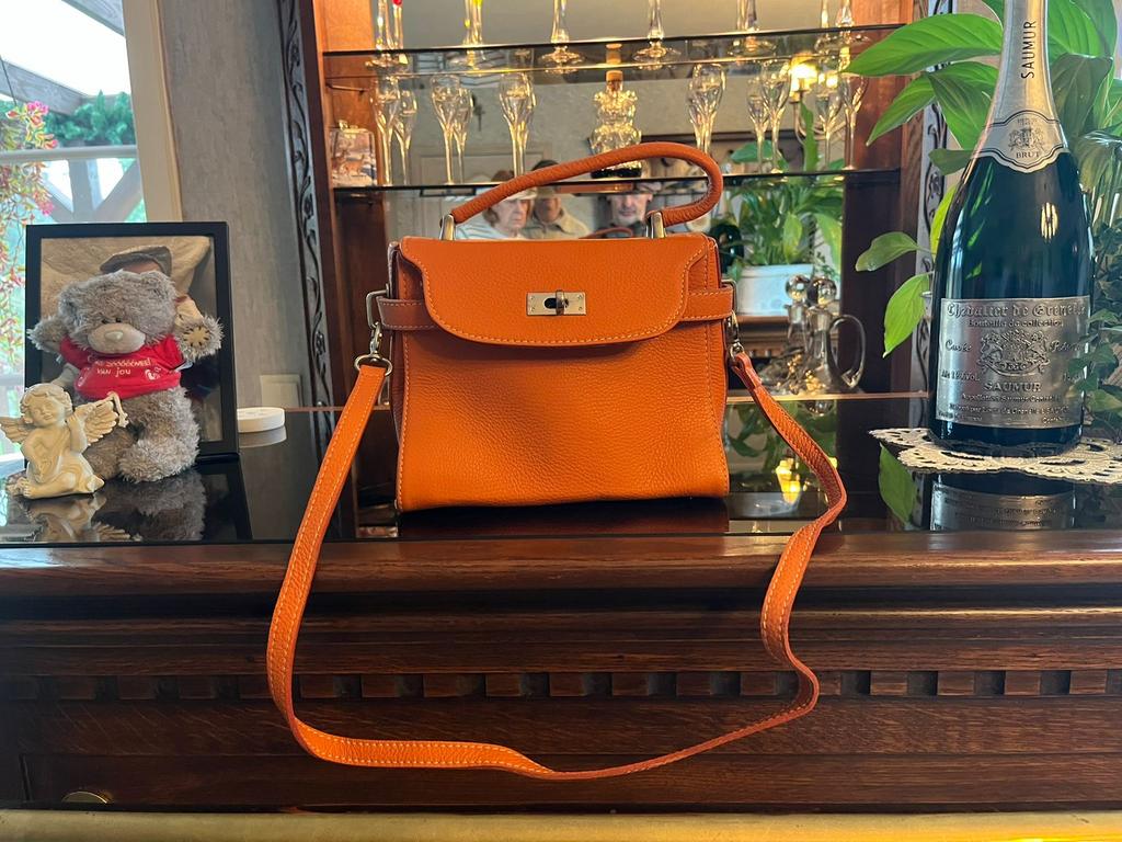 Oranje handtas, Ophalen, Oranje