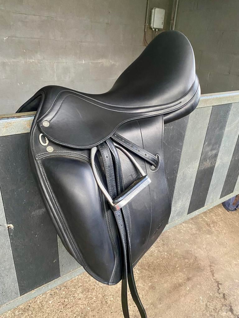 Dressuurzadel Equipe Emporio Monoflap 18 inch, Dieren en Toebehoren, Ophalen, Zo goed als nieuw