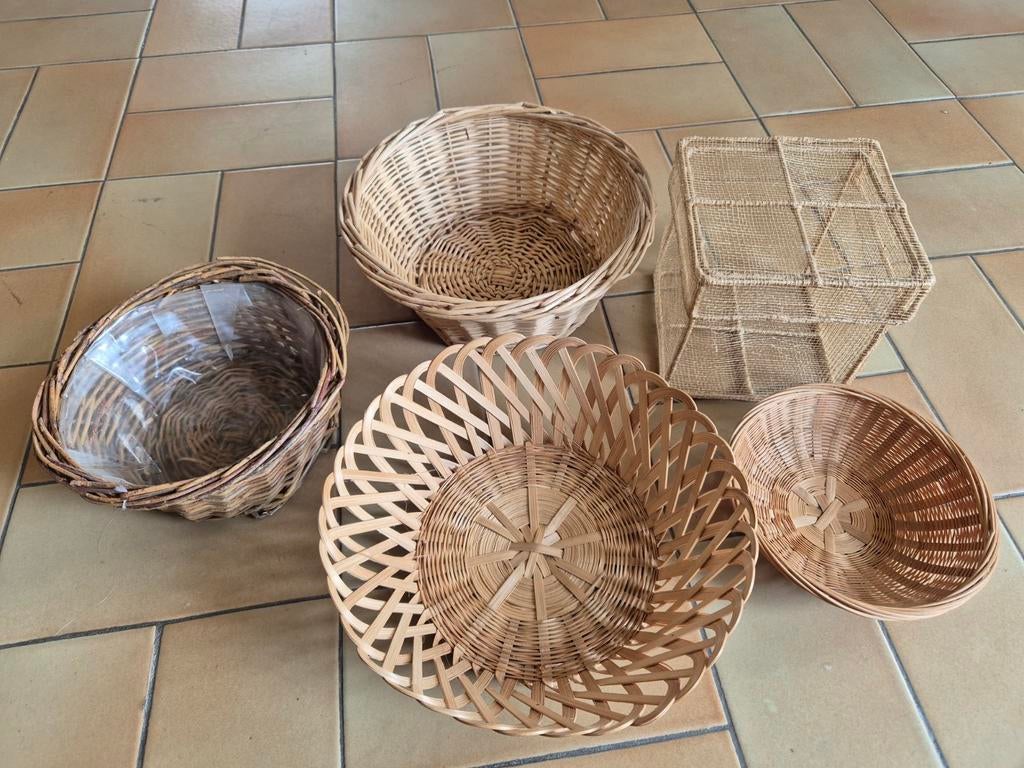 Vier rieten mandjes en een cadeau doos met deksel 0.50ct/st, Ophalen of Verzenden, Zo goed als nieuw