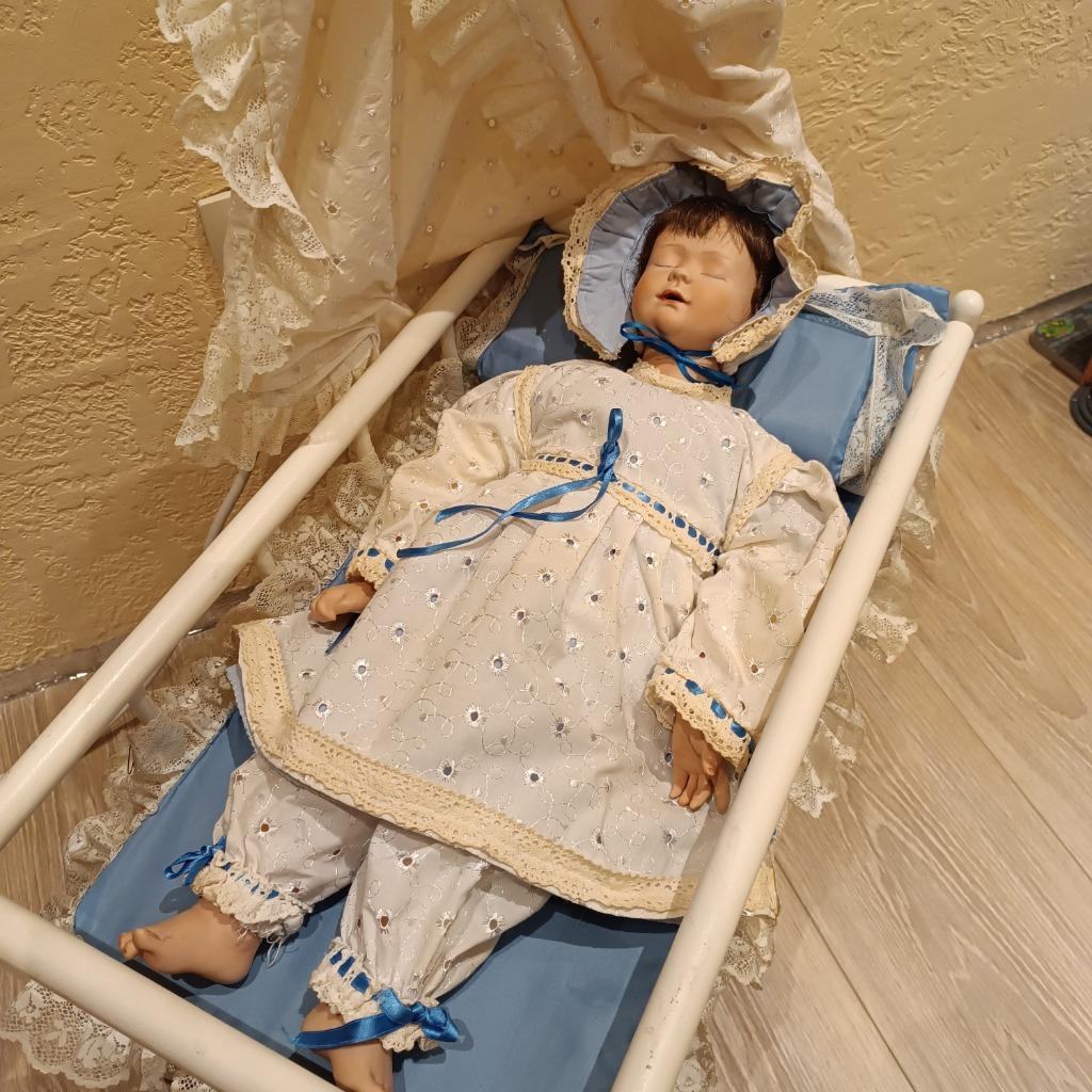 Vintage porselein slapende baby pop met accessoires, Ophalen, Gebruikt, Pop