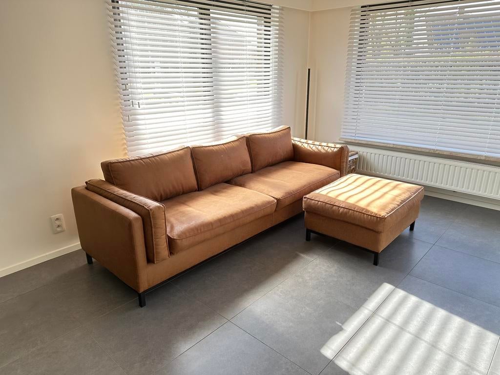 Sofa in Backing Leder Cognac met bijhorende voetenbank, Ophalen, 250 tot 300 cm, Driepersoons, 75 tot 100 cm