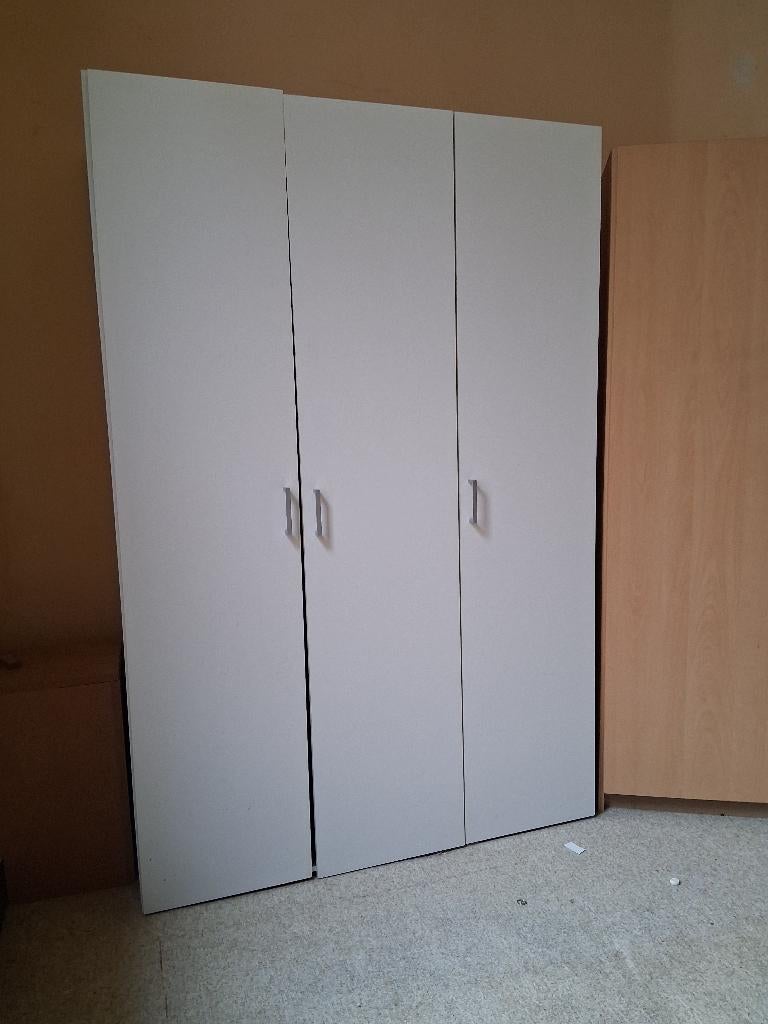 ARMOIRE SPACIEUSE, 25 à 50 cm, Avec tablette(s), 100 à 150 cm, Utilisé