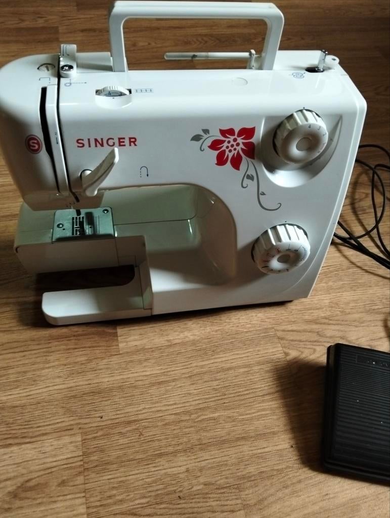 Machine à coudre en très bon état, modèle singer 8280P, Hobby & Loisirs créatifs, Machines à coudre & Accessoires, Enlèvement