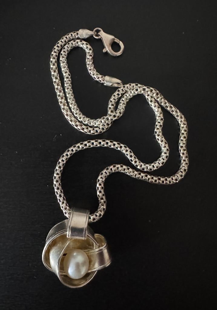 Ketting van sterling zilver en gekweekte parels, Handtassen en Accessoires, Antieke sieraden, Ophalen of Verzenden, Zilver, Hanger