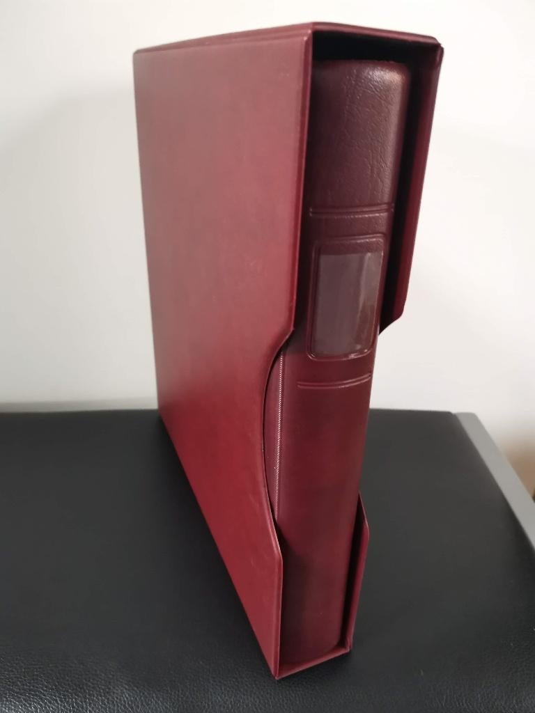 Lindner album donkerrood + etui + bladen Cyprus 1972-1984, Postzegels en Munten, Verzenden, Verzamelalbum