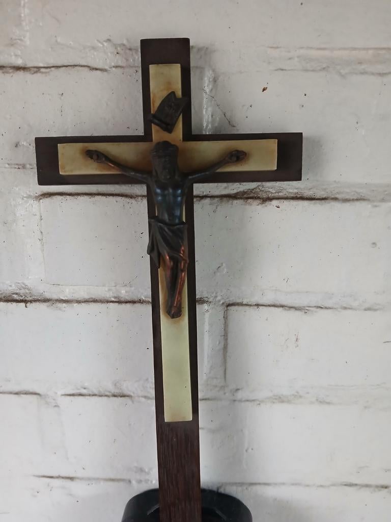 Crucifix ancien, Collections, Enlèvement