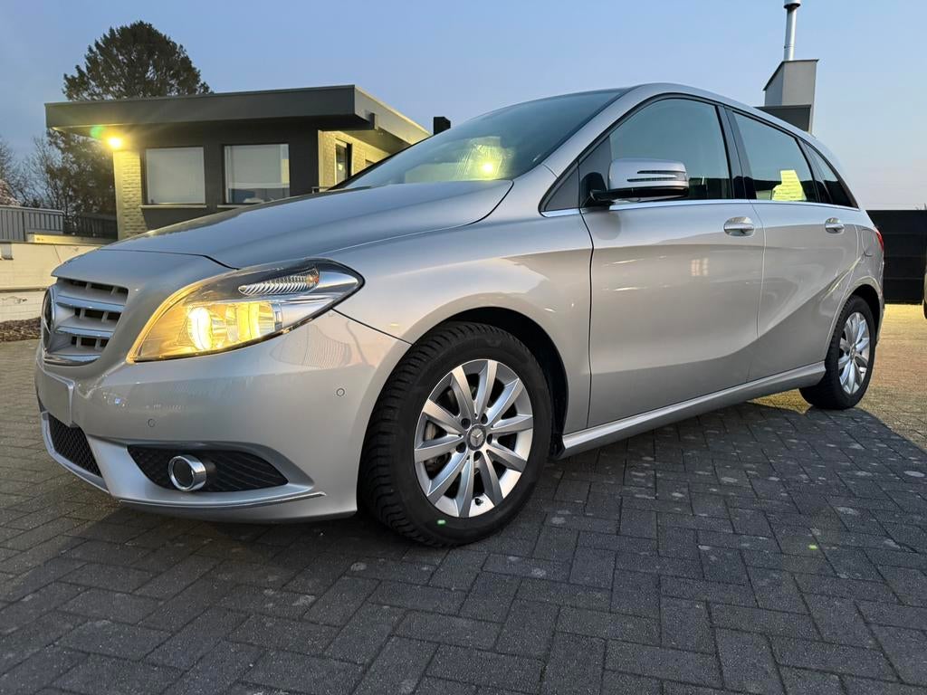 MERCEDES B180 i benzine LEDER AIRCO RADIO BLUETOOTH 30.000KM, Auto's, Mercedes-Benz, Monovolume, Zwart, 4 cilinders, Bedrijf