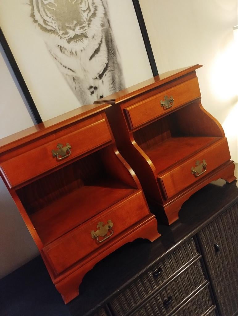 Paire de tables de chevet... Chippendale... en bon état, Enlèvement ou Envoi