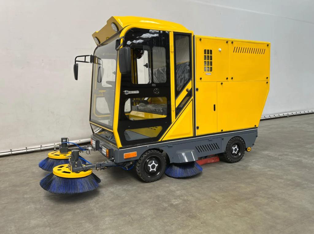 Straatveegmachine werkbreedte 2200mm, Articles professionnels, Machines & Construction | Entretien & Nettoyage, Enlèvement