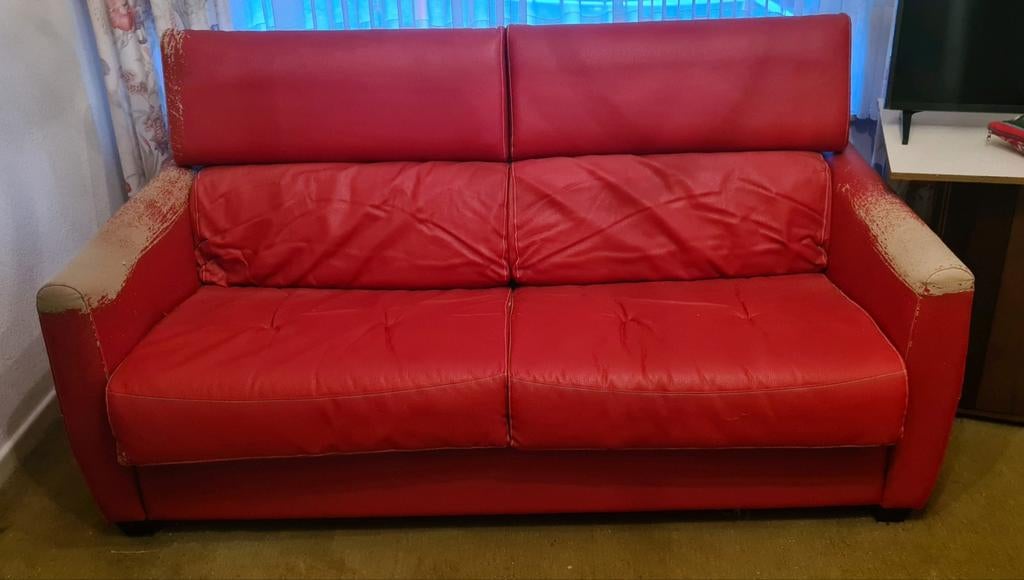 Canapé lit de bonne qualité/coudiere usés par le temps, Rouge, Autres dimensions, Enlèvement, Utilisé