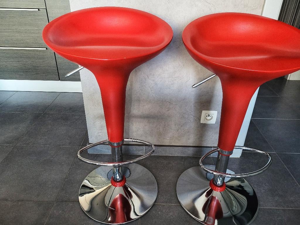 2 x tijdloze rode design barkrukken, Huis en Inrichting, Barkrukken, Zo goed als nieuw, 60 tot 90 cm, Kunststof, 2 krukken, In hoogte verstelbaar