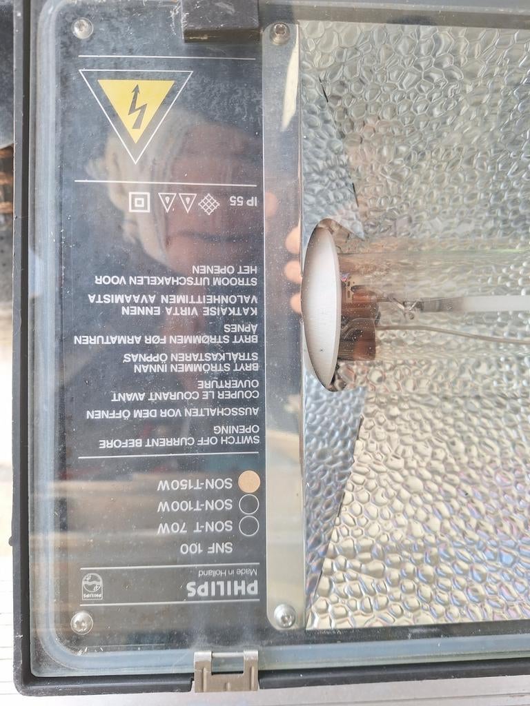 Phares projecteur néon, Ophalen