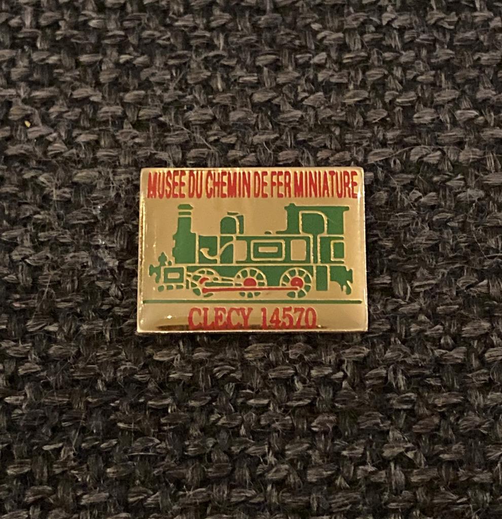 PIN - MUSEE DU CHEMIN DE FER MINATURE - CLECY - SPOORWEGEN, Collections, Envoi, Utilisé, Autres sujets/thèmes, Insigne ou Pin's