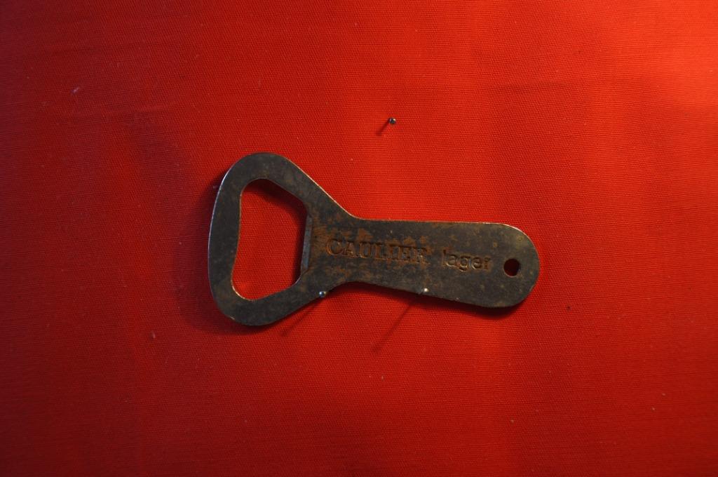 §  decapsuleur publicitaire ancien caulier lager (57), Enlèvement ou Envoi, Utilisé, Ouvre-bouteille, Autres marques