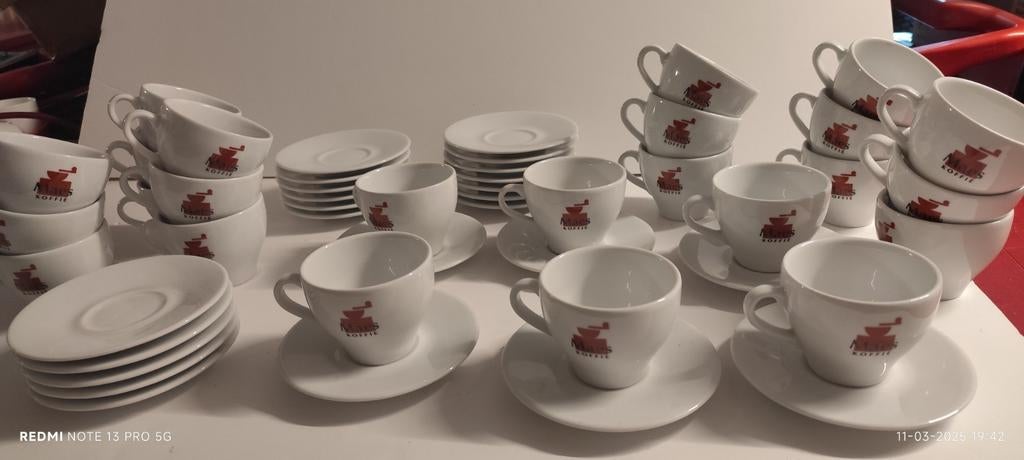 Koffie tassen en bordjes 24 stuks. Maes koffie., Huis en Inrichting, Keuken | Servies, Ophalen