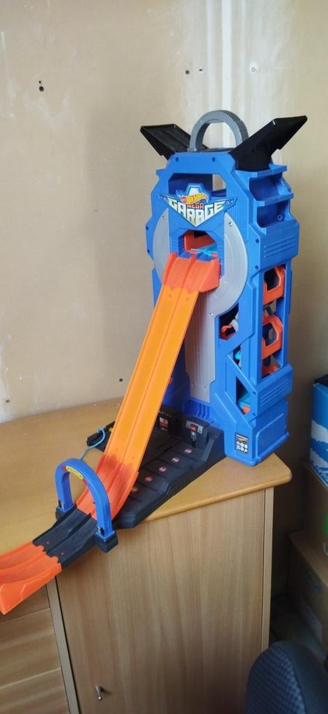 Garage, circuit voiture hot wheels, Ophalen, Zo goed als nieuw, Racebaan