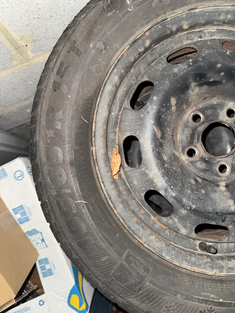 Pneu neige Semperit sur jantes, Autos : Pièces & Accessoires, 15 pouces, Pneus et Jantes, Pneus hiver, Enlèvement