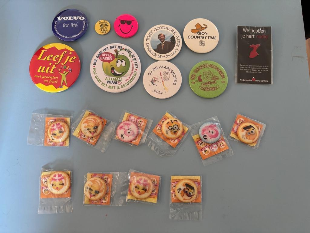 Buttons groot en klein,  doorsnee 2 cm tot 7,5 cm diverse, Verzamelen, Speldjes, Pins en Buttons, Ophalen of Verzenden, Zo goed als nieuw