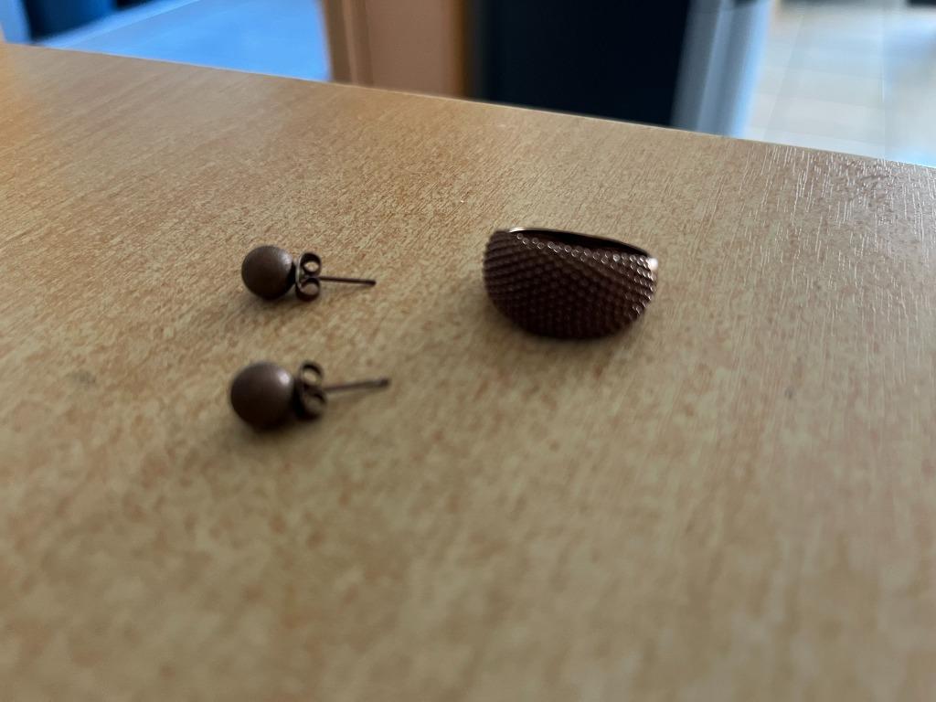 ring met oorringen, Handtassen en Accessoires, Ringen, Ophalen, Bruin, IJzer of Staal, Zo goed als nieuw