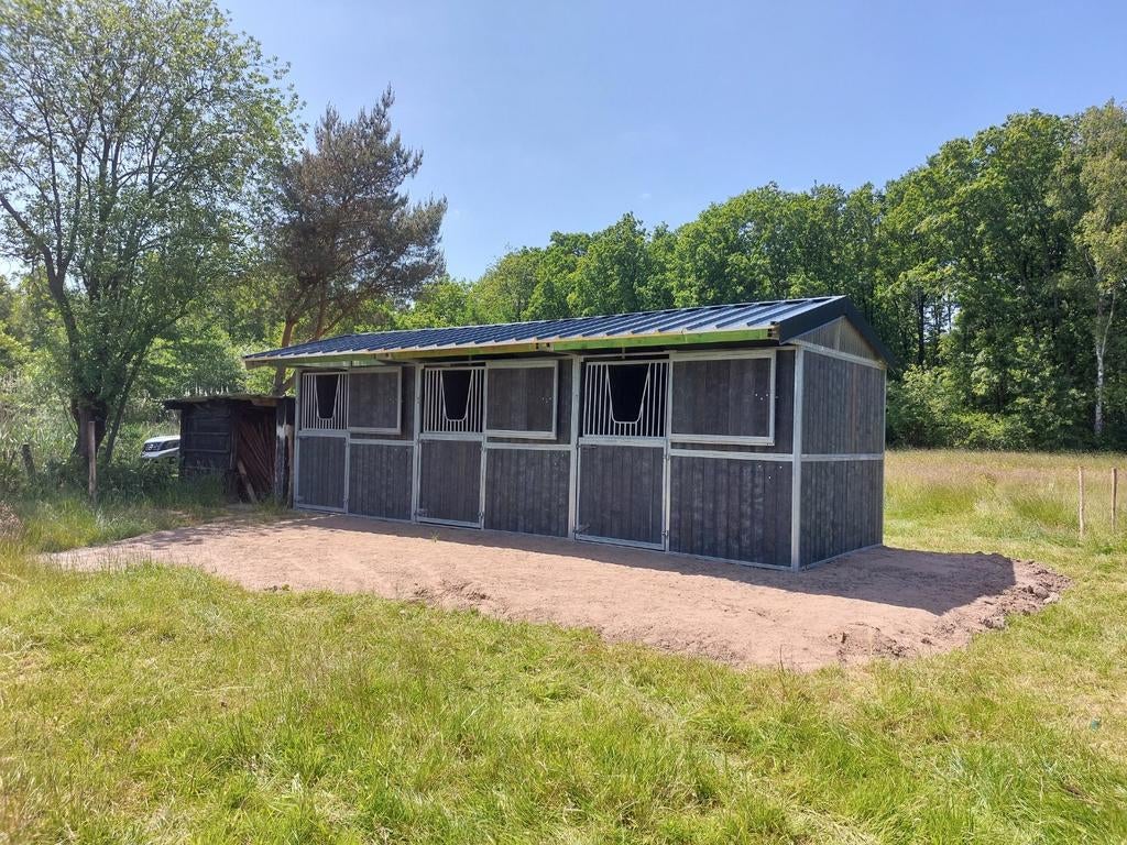 Degelijke paardenstallen schuilstal buitenstal boxen