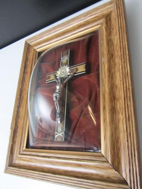 Kruisbeeld achter handgemaakt bol dekglas, Collections, Enlèvement ou Envoi, Utilisé, Bijoux, Christianisme | Catholique