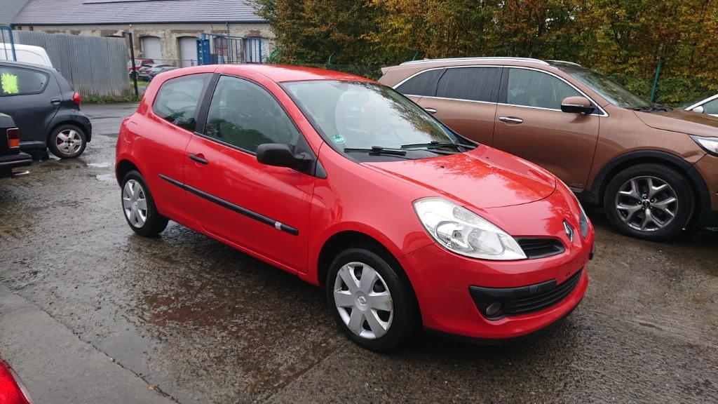 Renault clio 1200cc essence 2006 155000km ve clim GARANTIE, Autos, Rouge, Achat, Entreprise, Boîte manuelle