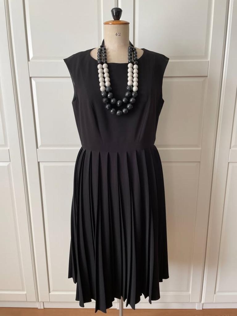 Max Mara Studio 'Pirano' Mouwloze jurk met plooirok - 40/42, Zwart, Nieuw, Ophalen of Verzenden, Knielengte