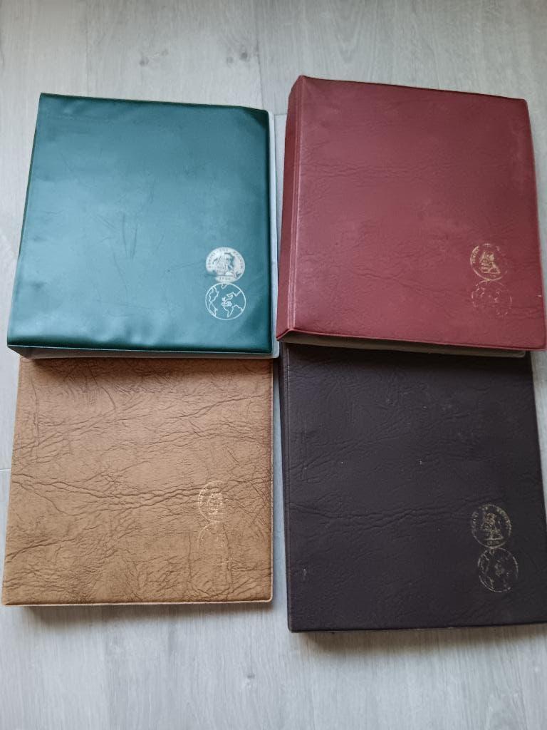 4 lege, gebruikte muntenmappen + 43 plastiekbladen, Postzegels en Munten, Munten en Bankbiljetten | Toebehoren, Verzenden, Verzamelmap