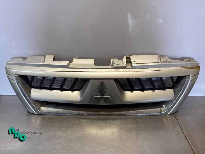 Calandre d'un Mitsubishi Pajero (Pajero 00-) (A69D), -, 3 mois de garantie, Utilisé, Mitsubishi