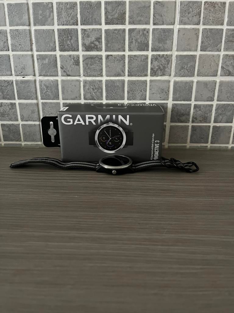 GARMIN VIVOACTIVE 3, Enlèvement, Étanche, Avancer d'un pas, Comme neuf